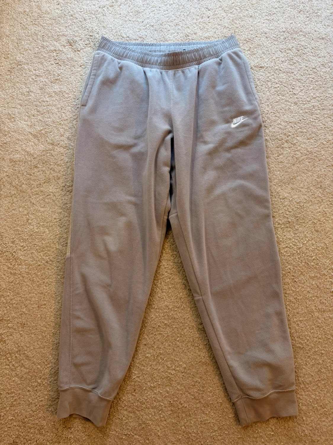 🧣🤍 Survêtement Nike Polaire Gris/Crème - Confort Chaud & Complet