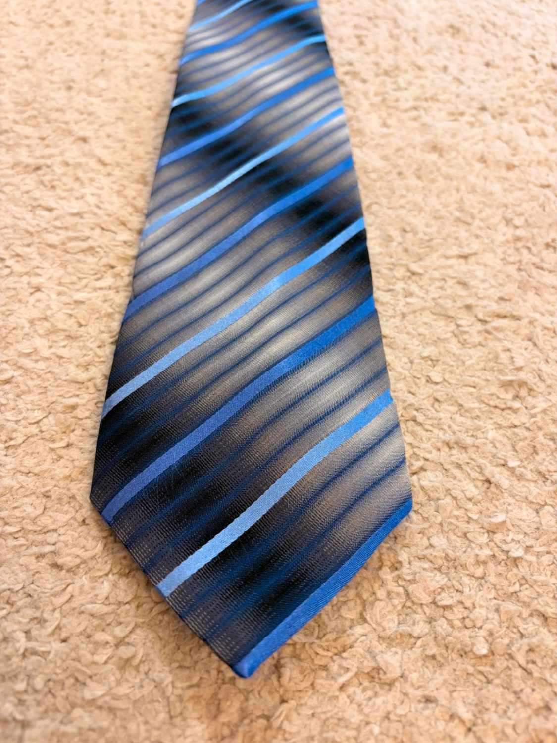 👔 Cravate Van Heusen Rayée - Soie Anti-taches