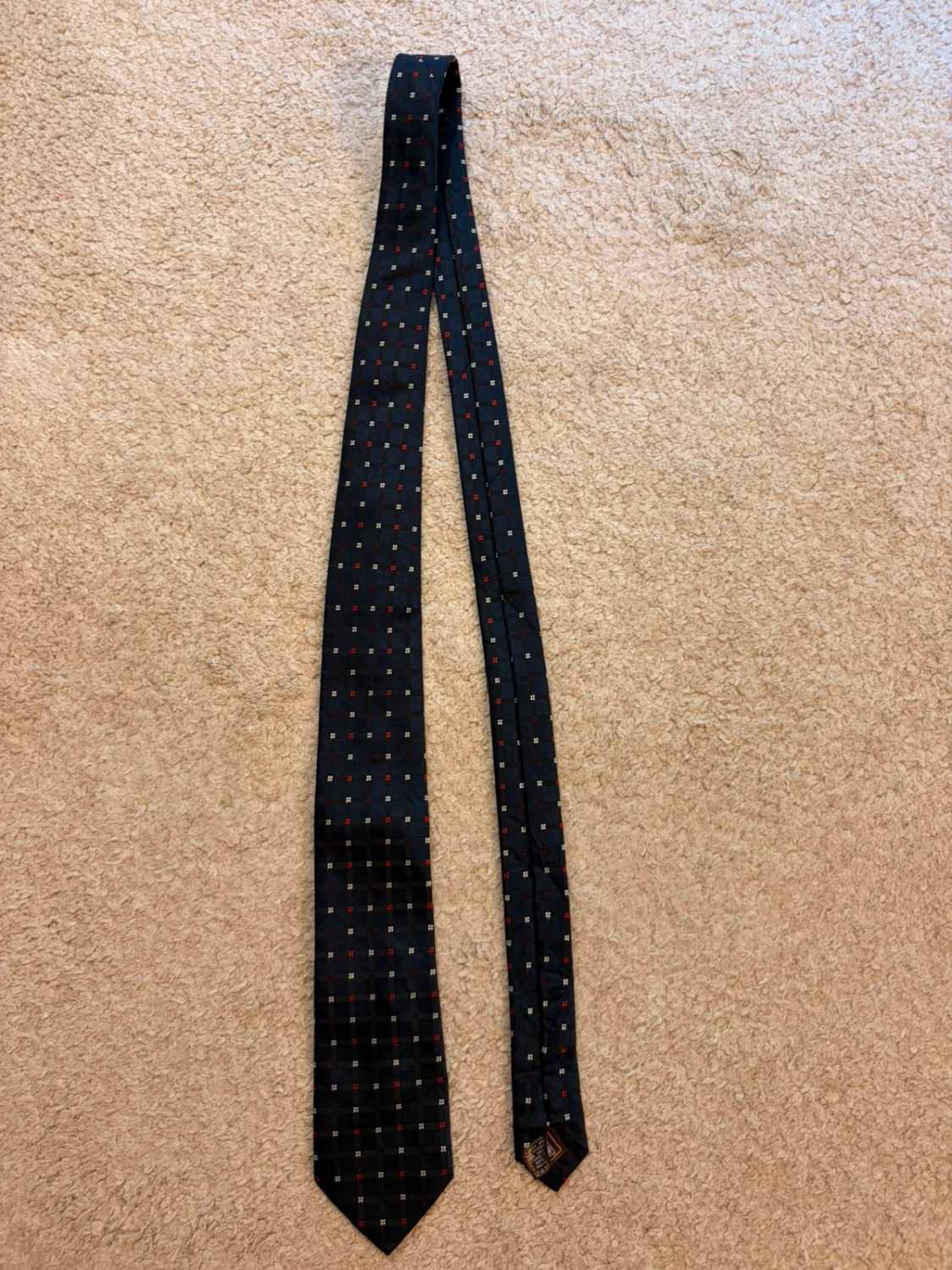 👔 Cravate à Carreaux - Style Urbain