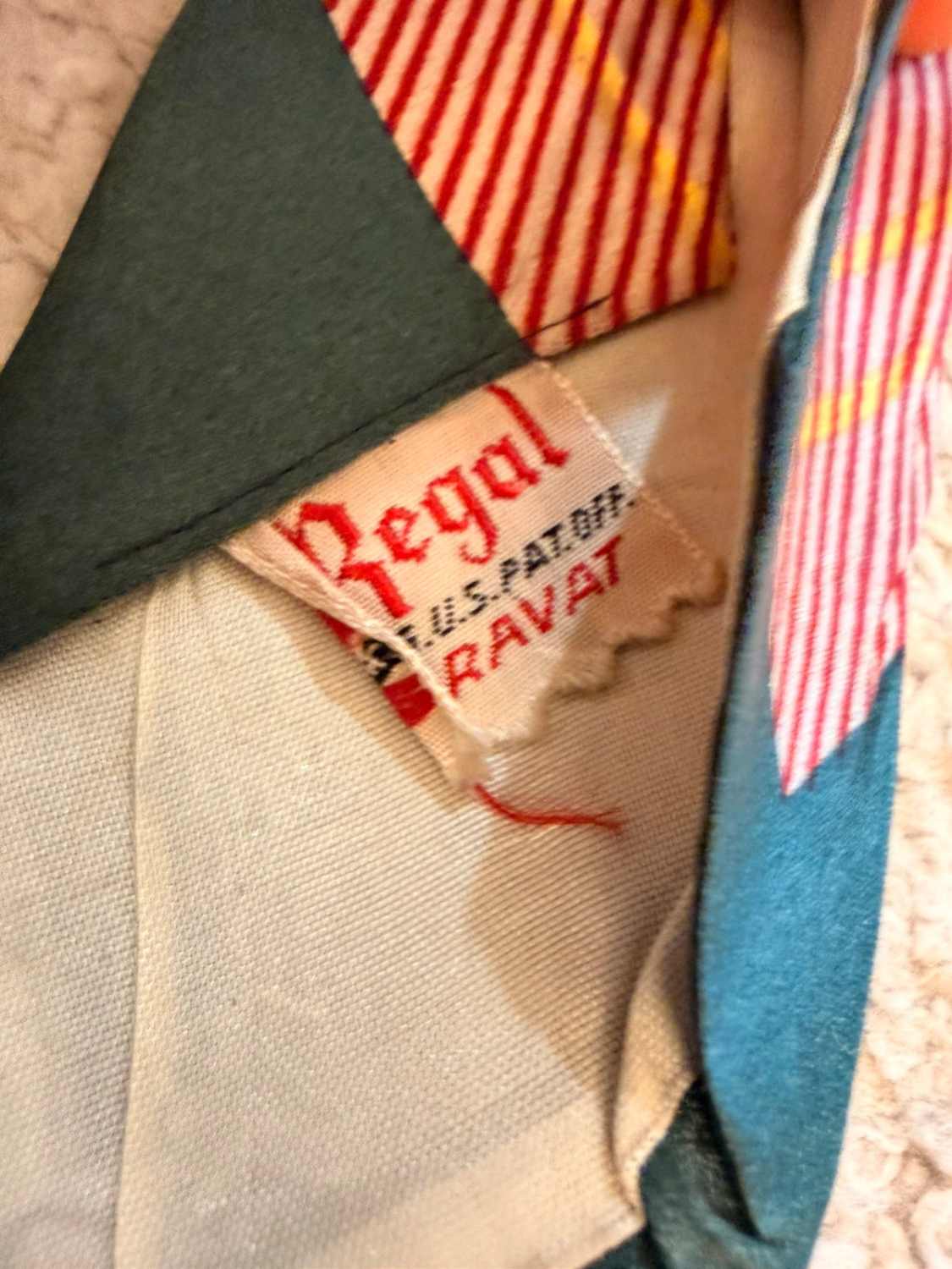 👔 Cravate Regal - Multicolore (Vert, Rouge, Jaune, Beige)