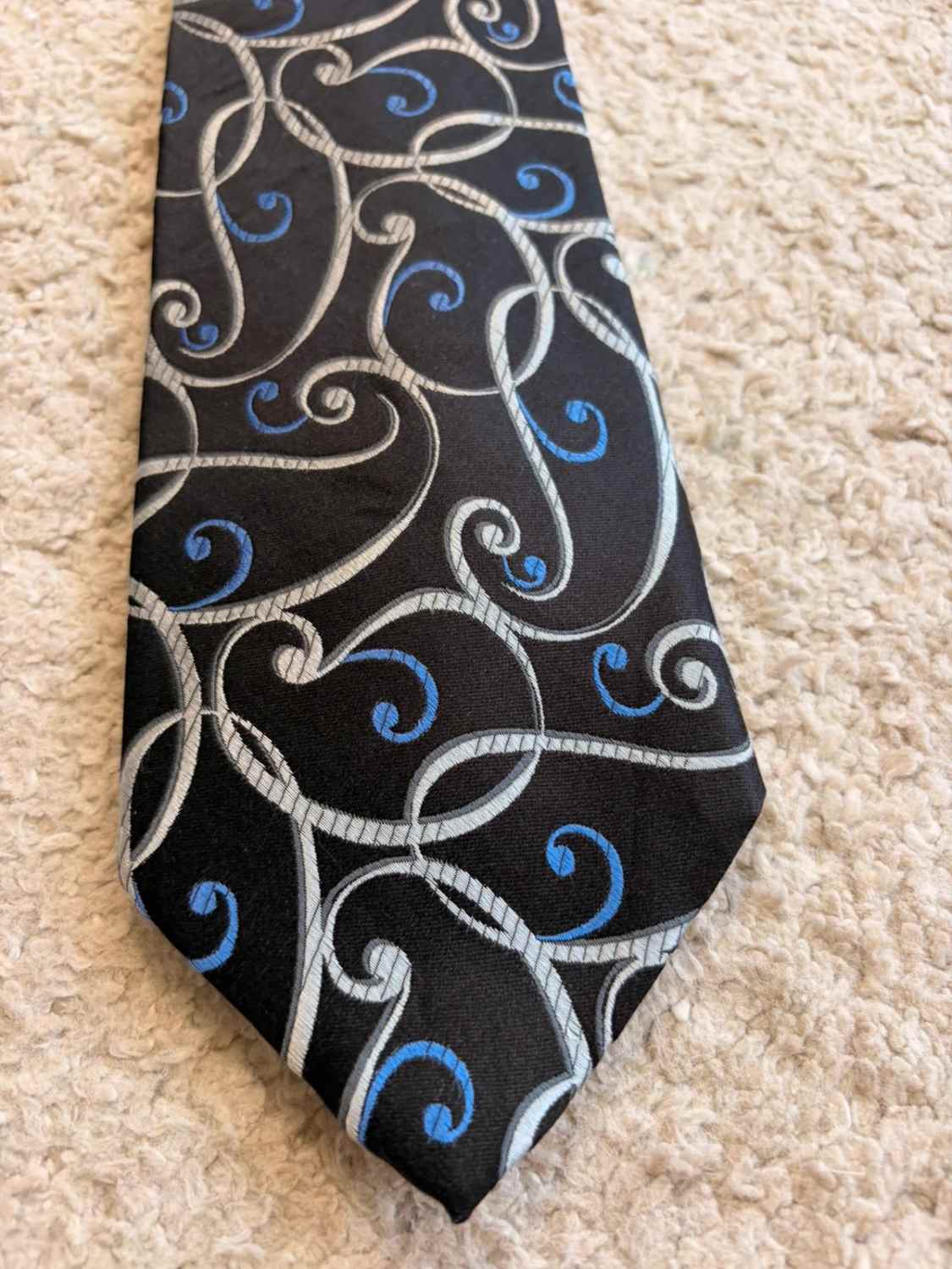 👔 Cravate Van Heusen - Soie - Motif Noir & Bleu