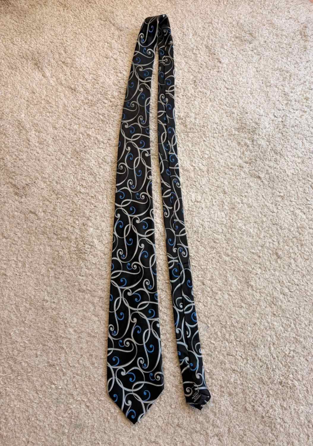👔 Cravate Van Heusen - Soie - Motif Noir & Bleu