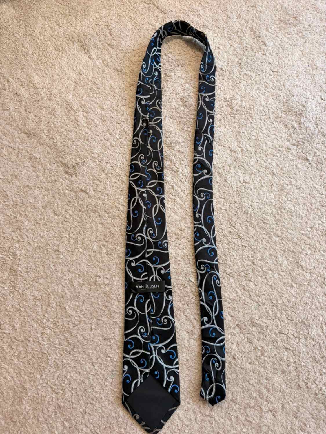 👔 Cravate Van Heusen - Soie - Motif Noir & Bleu