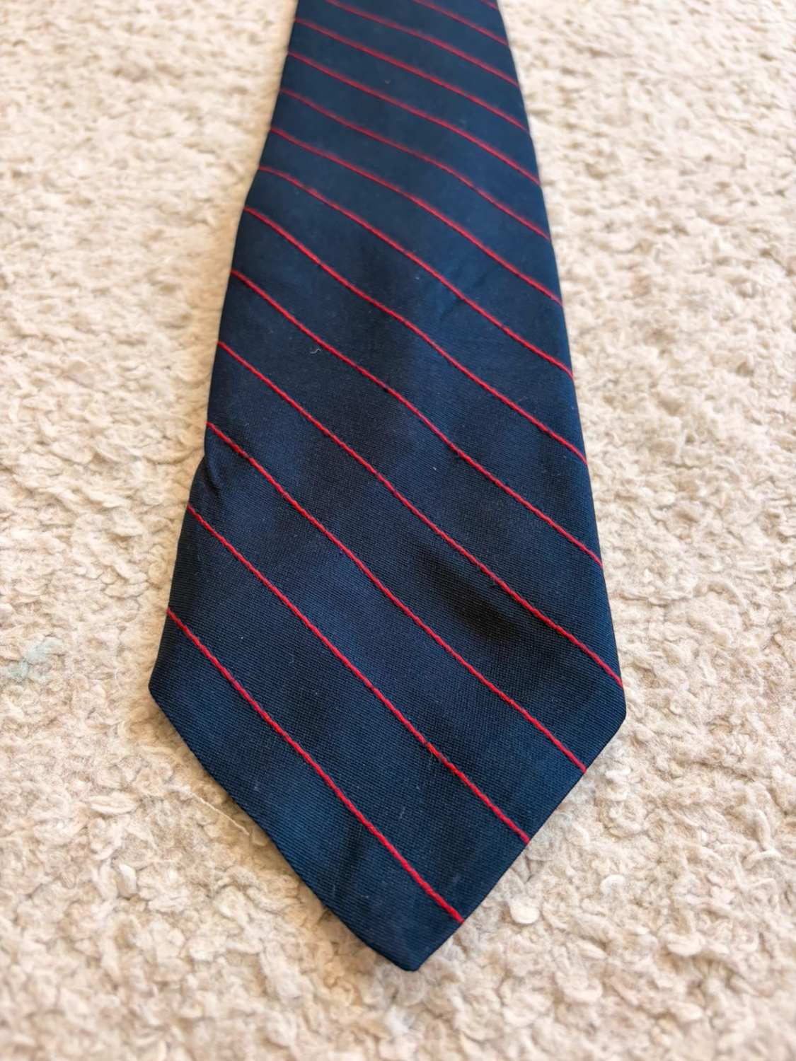 👔 Cravate Carter Holmes - Rayures Marine & Rouge