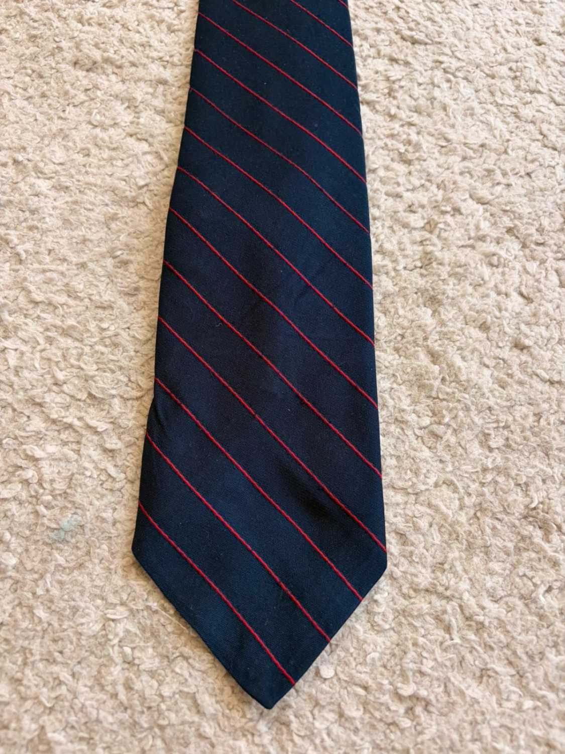 👔 Cravate Carter Holmes - Rayures Marine & Rouge