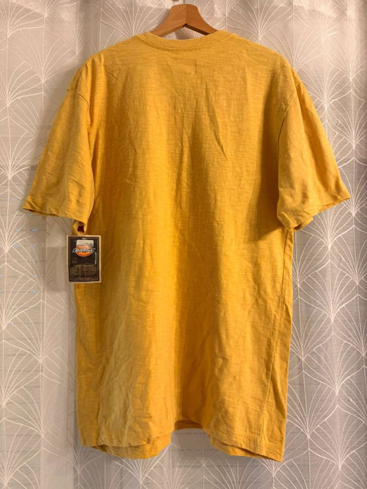 👕 Camiseta Dickies "A Legend in Work" - Amarilla - Nueva (L)