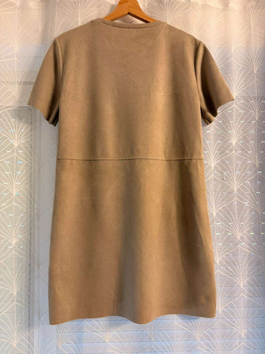 Robe beige à manches courtes, style casual, suspendue sur cintre