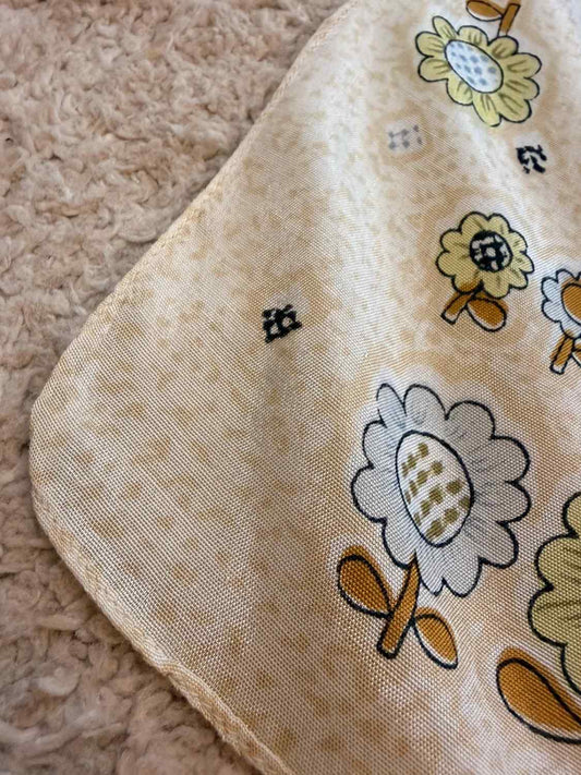 Tissu beige à motifs floraux vintage, idéal pour vêtements seconde main mode éco-responsable