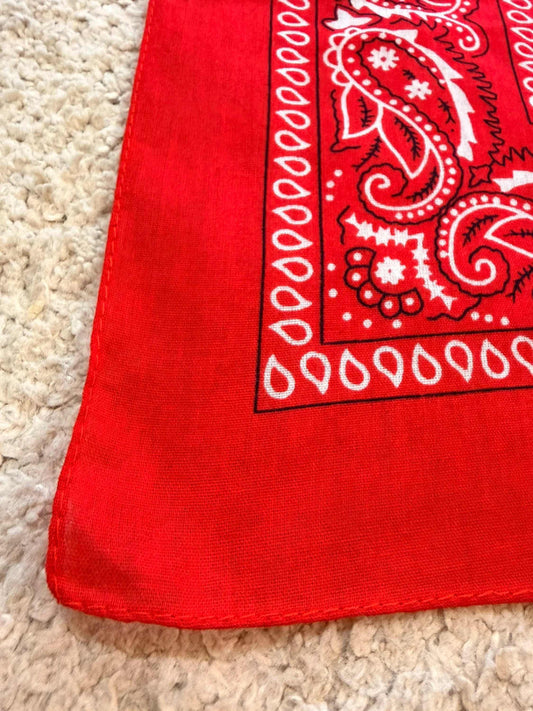 Foulard rouge à motif paisley blanc, accessoire mode seconde main