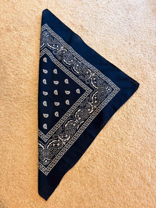 Foulard bandana bleu marine à motifs paisley blancs, accessoire mode seconde main