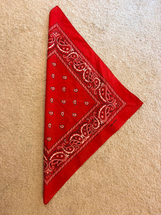 Foulard rouge à motif paisley, accessoire mode seconde main en coton